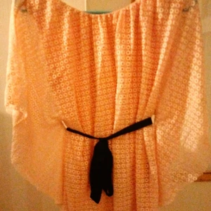 Söt topp  - Rosa mönstrad top, 2 lager. Svart knytband i midjan, storleken kan anpassas därefter. 