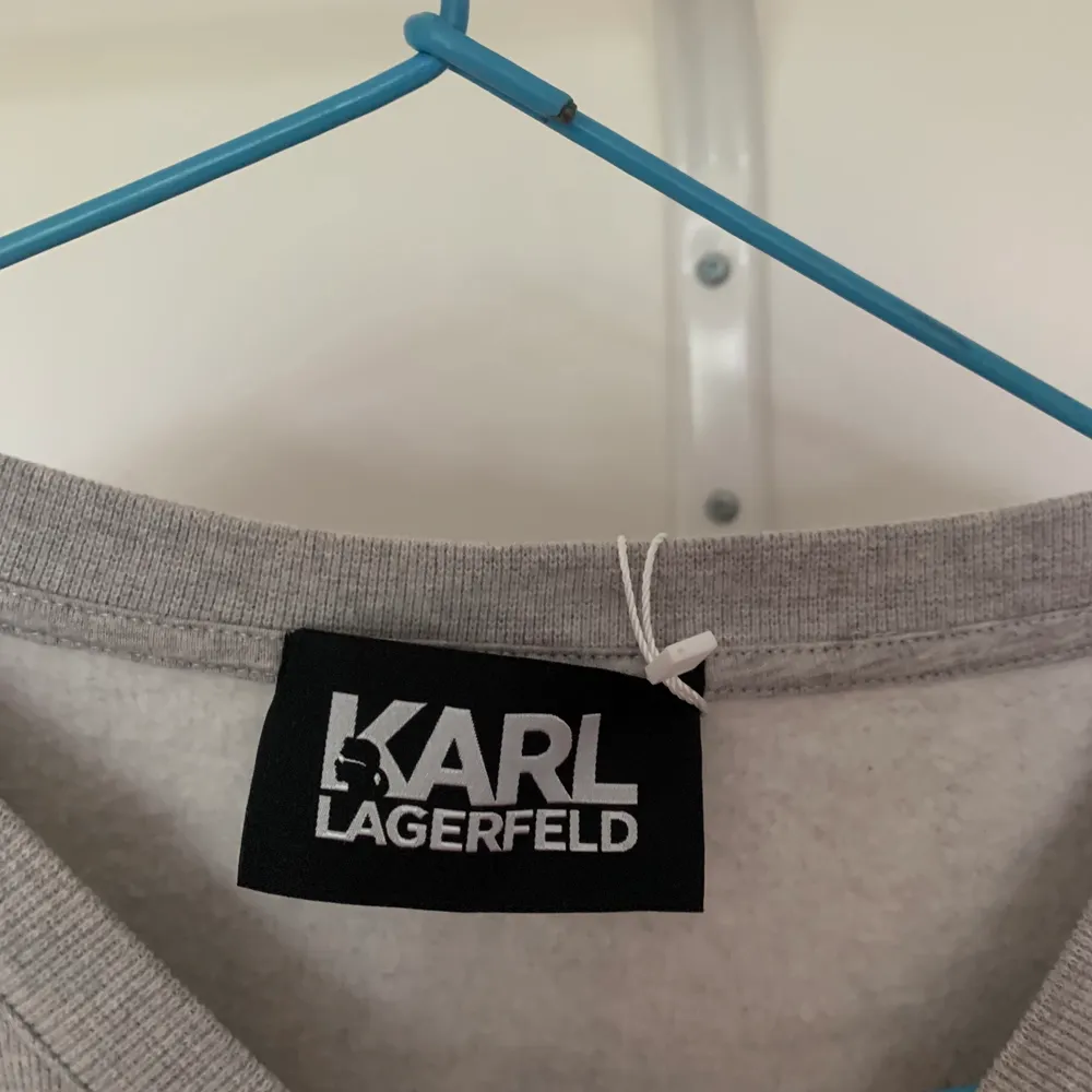Så fin tjocktröja från Karl Lagerfeld , knappt använd❤️ nypris ca 600kr🤗. Tröjor & Koftor.