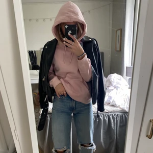 Rosa hoodie  - säljer den absolut skönaste hoodien nånsin i den perfekta rosa färgen!! Väldigt ”stabilt” material så luvan ”står upp” av sig själv, vilket jag älskar!😍😍 Frakten ingår i priset