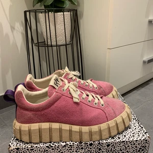 Eytys - Säljer mina skitcoola Eytys i strl 38! Använda fåtal gånger och i väldigt bra skick (skorna går att tvätta med trasa för att få bort små fläckar). Dustbag, extra snören och box ingår💖 nypris 1800, buda från 900 eller köp direkt för 1250 