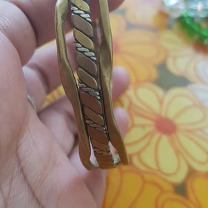 Armband  - FinFint armband passar alla.  Brons liknade.  Jätte fint är den 