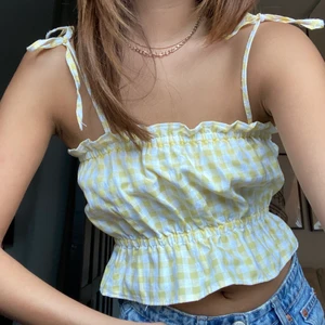 Linne - Säljer detta egensydda linne!🧚🏻‍♂️💛 Är inte genomskinlig och man behöver därför inte ha bh under🥰