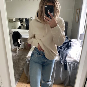 beige hoodie - En sjukt skön oversized hoodie som har snyggaste beiga färgen😍😍 Köpt på herravdelningen på HM❣️ Frakten ingår i priset 