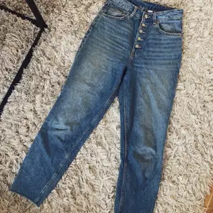 Jeans i stl 36, från H&M Divided. Sparsamt använda.