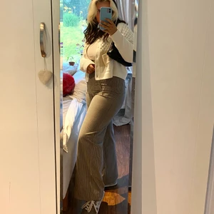 Mango kostymbyxor  - Sjukt snygga kostymbyxor från Mango, sitter jättesnyggt på och är också otroligt bekväma ❣️