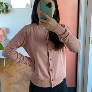 Rosa kofta - Oanvänd sticka kofta från H&M. Färgen är rosé, gammalrosa. Aldrig använd, i perfekt skick!