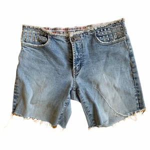 Y2k denim shorts - Y2k lowrise style denim shorts, passar bäst storlek XS-S. Modell är 174cm och storlek xs. Skriv om funderingar 🦋
