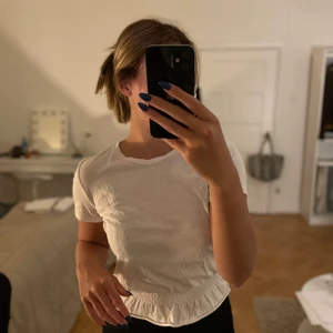 T-shirt vit - Vit T-shirt med volang nedtill från Zara, älskar denna men säljes då jag växt ur den🤍 Skriv på dm vid intresse 