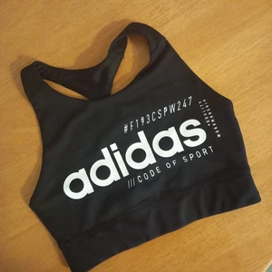 Ny Adidas top / träningsbh - Helt ny och oanvänd top/träningsbh från Adidas. Storlek XS. Säljes då den tyvärr var för liten för mig. Skickar med spårbar frakt. 