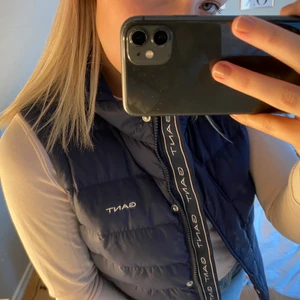 Gant dunväst - Gant dunväst du blå, säljs pga av inte använt. Nu sick aldrig använt mer en gång. Storlek 170/15 år från kidbrandstore. Skriv om mer frågor elelr bilder💓💓