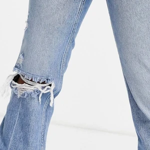 Jeans  - Skit sugga jeans med hål på knät aldrig använda och prislapp sitter fortfarande på. Frakt ingår 