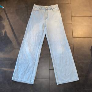 Supersnygga ljusblåa jeans ifrån Lindex! De är i storlek 40 och i modellen ”Jackie”. Använt fint skick!💞