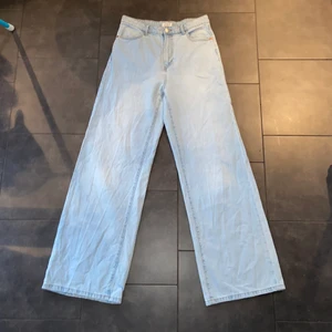 Jeans från Lindex, stl 40 - Supersnygga ljusblåa jeans ifrån Lindex! De är i storlek 40 och i modellen ”Jackie”. Använt fint skick!💞