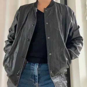 Bomberjacka i läderimitation - Jacka från weekday, perfekt till hösten!!🙏🙏 Bra skick, tecken på användning