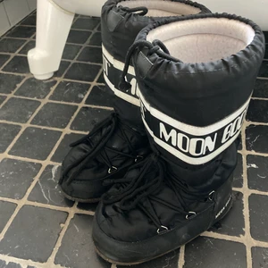 Moonboots höga svarta - Säljer nu mina höga svarta moonboots! De är i fint skick förutom sulan som börjat gå sönder lite i hälarna, det påverkar dock inte värmen och det syns inte när de används. Pris kan eventuellt disskuteras vid snabb affär men inga skambud!!!