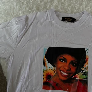 Pleasure tee x executive - Pleasure tee i kollektion med junior executive oanvänd i size L