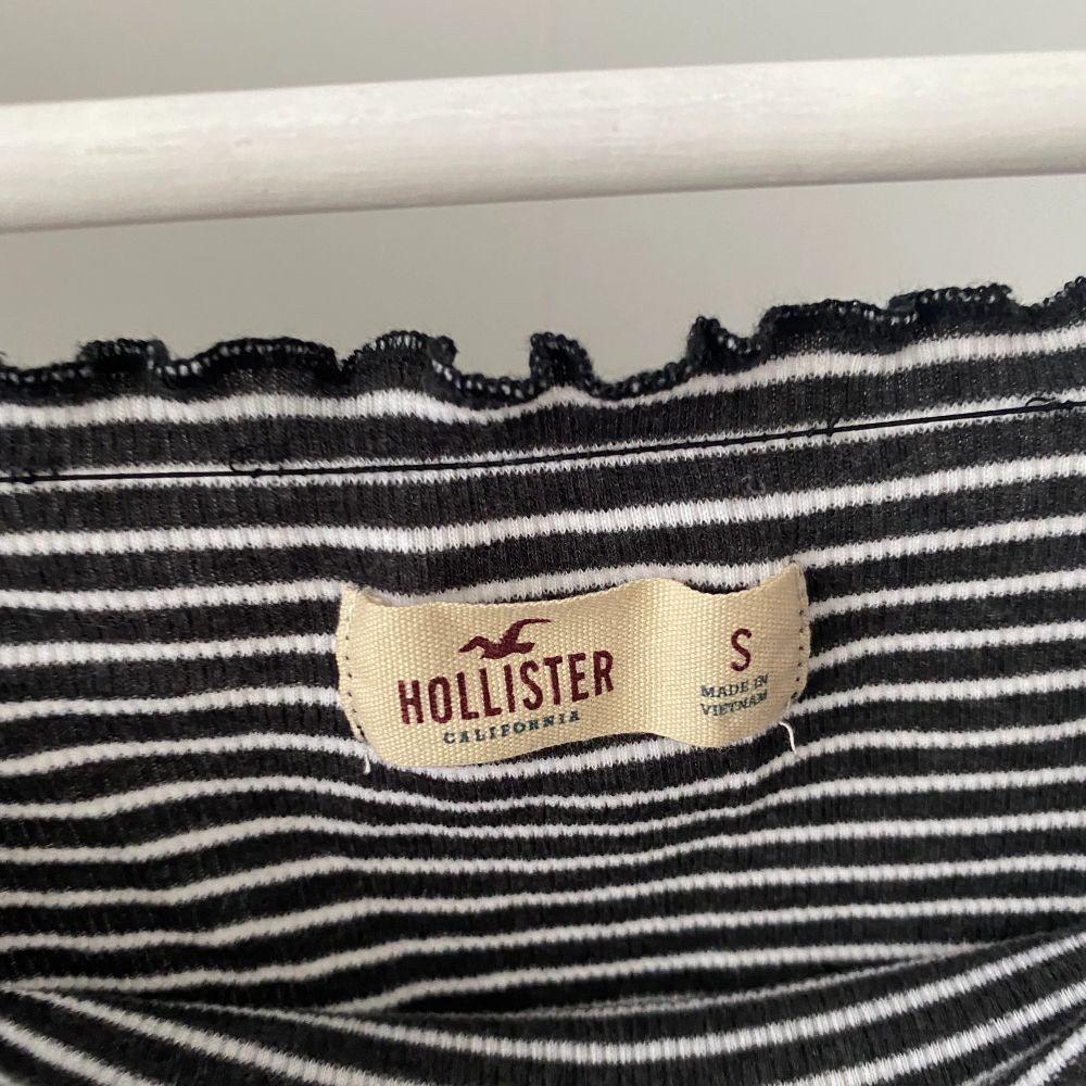 OffShoulder tröja från Hollister, använd fåtal gånger. . Toppar.