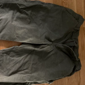 carhartt carpenter pants - storlek 34/30. bud från 400. bin 600. de är mörkgröna och i bra vintage skick. sitter baggy, vid i benöppning. lägg till frakt på 66kr. 