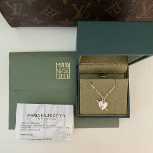 Säljer detta super fina Tuvstarr’s Heart Necklace från Maria Nilsdotter, köpt för 1695kr i butik och andvänt sparsamt. Det är alltså i toppkvalite och självklart äkta. Kom privat för fler bilder eller frågor Kram 🥰❤️