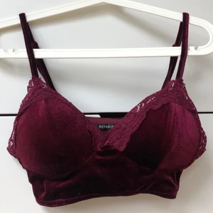 Bralette - Superfin bralette med spets som är perfekt att ha under en vit skjorta eller liknande. Köpt på NA-KD pop up butik för något år sedan. Säljs pga lite för liten för mig (har 70E). PM för frågor/bilder!🧸