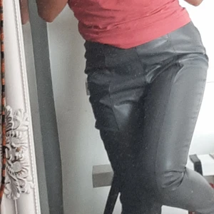 Gråa läderbyxor - Fina gråa läder byxor (inte äkta) , säljer pga att det är för stora alldrig använda - etikett kvar💖 100 kr +45kr frakt