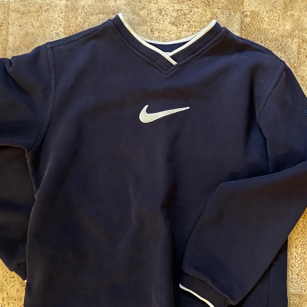 Säljer denna marinblåa Nike sweatshirt, i väldigt fint skick, frakt tillkommer:). Tröjor & Koftor.