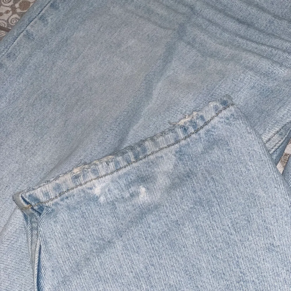 Kanonhärliga & sjukt snygga jeans som tyvärr ej kommit till användning mer en ca 5 gånger. Dom är lite slitna i ”hälen” på byxorna då dom är väldigt långa för mig.. Jeans & Byxor.
