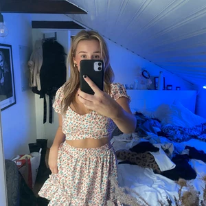 Blommigt sett - Jättefint blommigt sett. Går att köpa separat vid efterfrågan