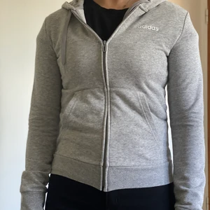 Adidas ’kofta’ - Fin men tyvärr förliten grå adidas ’jacka/kofta’. 