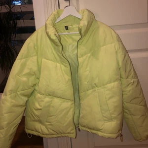 Gul höstjacka - Jättecool gul jacka i storlek M från H&M. Använd kanske 2 gånger och säljer pga att den inte kommer till användning för mig. Kommer inte ihåg nypris då den är köpt för några år sen. Säljer den för 160 kr + köparen står för frakt 😝