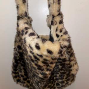 Jättesnygg egensydd leopardväska med blixtlås som jag köpte här på plick. Säljer för att den tyvärr inte kommer till användning längre ❤️❤️ Köparen står för frakten och ifall flera bilder önskas så är det bara att kontakta! Kan även mötas upp i slussen, stockhom. 