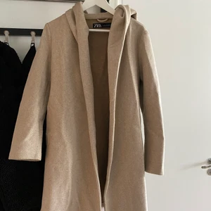 Kappa från Zara, storlek S - Kappa från Zara, i begagnat skick men inga skavanker. Knyte runt midjan. 
