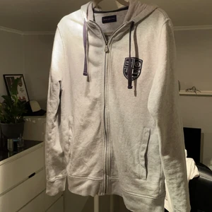 HENRI LLOYD full zip hoodie - Säljer min Henri Lloyd hoodie som jag köpt i london. Har aldrig använt den och den är i väldigt fint skick. Passformen är S/M.