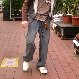 Raw Blue Baggy Jeans - Ett par snygga baggy jeans från Raw Blue. Kommer ej till användning därav säljes. Ett litet hål på sidan av ena byxbenet, syns knappt. För fler bilder kontakta mig! ‼️ Var god följ budgivningens regler ‼️