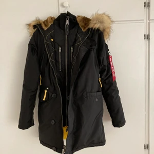 Alpha industri jacka  - Alpha industries vinter jacka, inte ens 1 år gammal. Använd några fåtal gånger. Den är i nyskick 