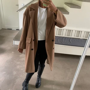 Brun kappa - Perfekt höstkappa med svarta knappar, står ingen storlek men den passar mig som är har 34a