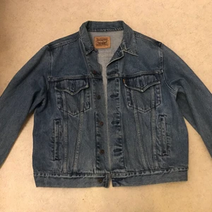 Jeansjacka  - En enkel jeansjacka? Kanske men den är köpt på beyond retro och är en äkta Levi strauss och vintage:) det är en 44a (jag är en 38/40) och den sitter perfekt rymlig för mig! Mkt mjukare än vad jeansjackor annars kan vara med sin stela konstruktion.