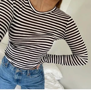 Randig tröja - Superskön randig tröja från weekday!!🤍storlek xs/s!! Använd 1 gång!! 