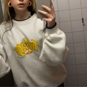 Tweety Sweatshirt💛 - Storlek XL men sitter såhär på mig som har storlek XS-S. Köparen står för frakt på 62kr. Köpt second hand för 350kr och i bra skick, dock lite nopprig