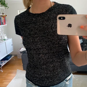 Stickad t-shirt - En extremt fin stickad t-shirt från Zara! Svart med silvertrådar invävt🖤🖤🖤 fin både till vardags och exempelvis middagar beroende på hur man stylar den!!