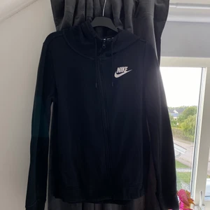 Nike zipup hoodie - Svart zipup från Nike. Lite urtvättad men inte märkbart.