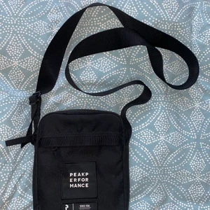 Peak performance väska  - Nypris 600kr, använd i bra skick som ny!