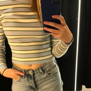 Zara topp - Säljer denna jättefina långärmade topp från zara i storlek L men passar mig perfekt som vanligtvis har S, (egen bild) lagt bud ligger💕💕