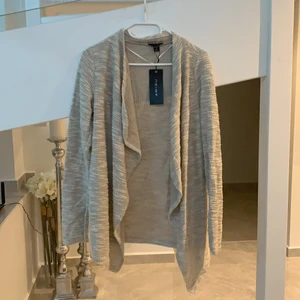 Beige Cardigan - En oanvänd beige cardigan, prislapp på