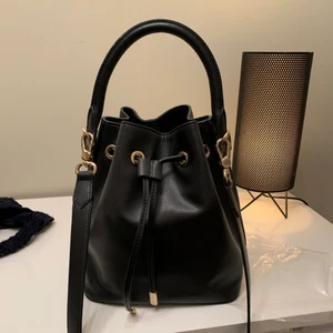 Väska Charles & Keith - Väska i väldigt fint skick. Köpt för 1500kr. 