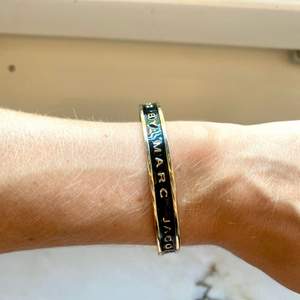 Armband från Marc Jacobs i svart- och guld. Jättefint, används dock inte så ofta längre, därför säljer jag nu armbandet vidare🤍 Jag köpte denna på en secondhand app för ca 1 år sedan, jag har svårt att garantera äkthet på armbandet pga. detta🤍