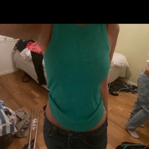 linne - Ett skittsnyggt grönt linne som jag säljer pågrund av att den är för liten. Frakt ingår