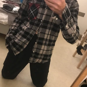 Skogshuggar skjorta - En klassisk skjorta med skogshuggartema för höstens kommande dagar eller sommarens kanske kyligare kvällar. Oavsett sitter den fränt på och inte är den ful heller!;)