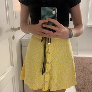 En kjol från hm i storlek 32 - Denna kjol är inte så gammal men inte helt ny heller. Den är i jätte bra skick och sitter super bra på! Denna kjol är använd en del men inget fel med den! Den passar jätte bra på sommarn elr midsommar och allt sånt!! Jag säljer den för att den börjar bli lite för liten för mig! Det är i storlek 32 men passar som några storlekar större.