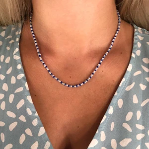 Pärlhalsband  - Säljer egengjorda pärlhalsband💓💓 På bilden är ett exempel på halsband men du kan önska färg å design själv. Pris för ett vanligt halsband med små pärlor: 40kr, för annan design varierar priset🥰 Kontakta i dm för önskningar, frakt tillkommer på 13kr:) Halsbanden är elastiska så passar alla!